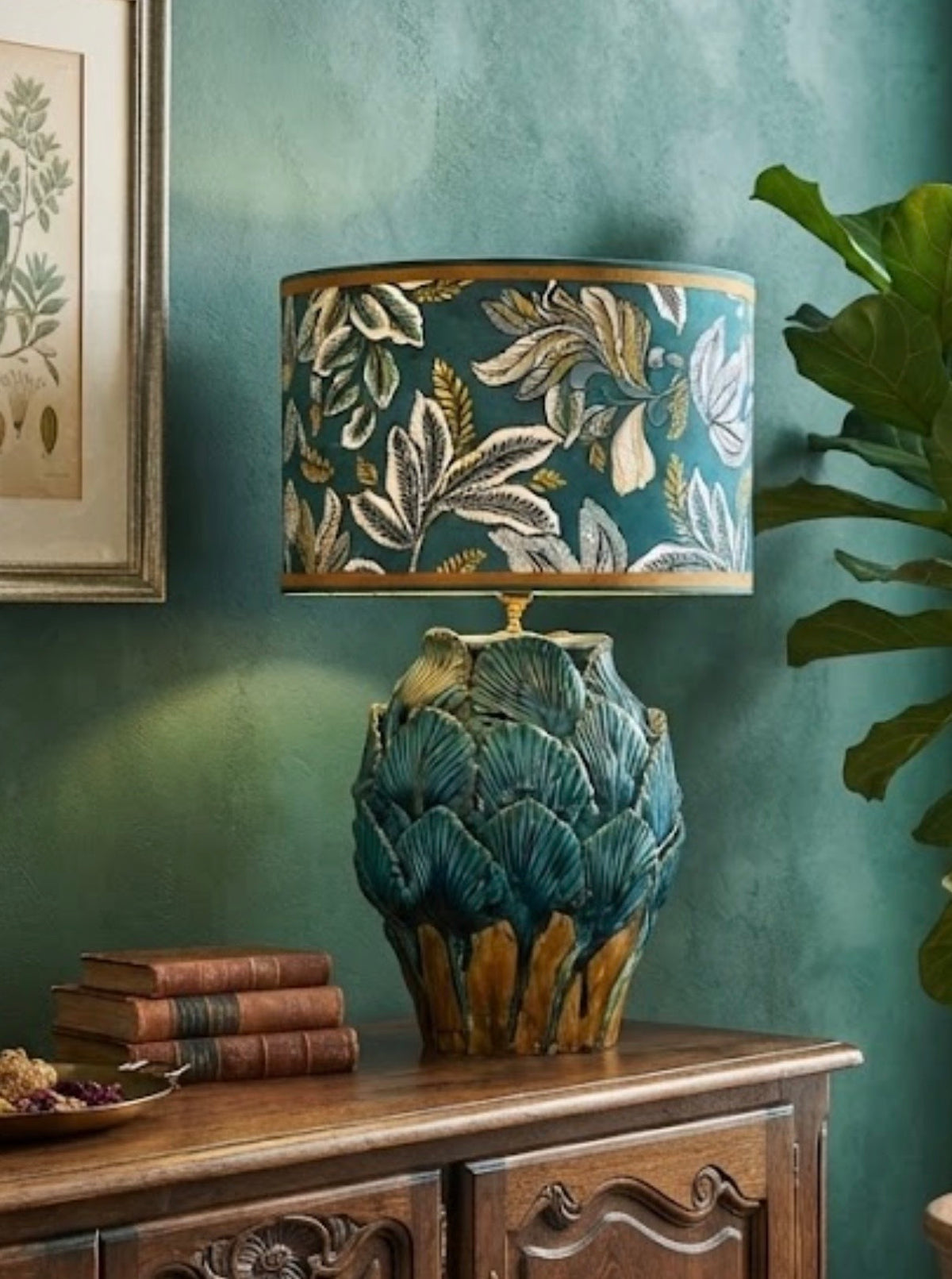 Lampada Bali in ceramica verde e blu petrolio su una madia, con paralume illustrativo non incluso