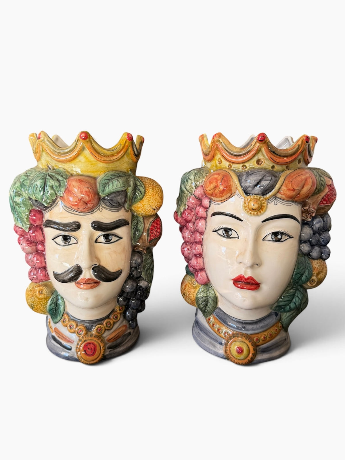 Coppia di Teste di Moro Alfio e Rosa in ceramica siciliana, alta 35 cm, con corone e frutta