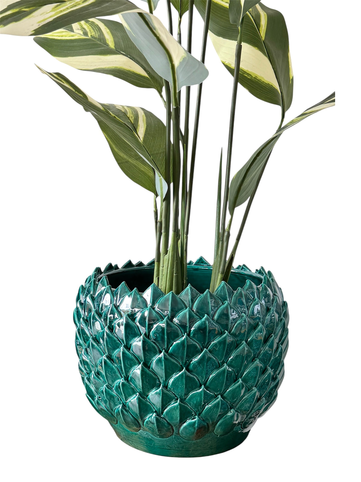 Dettaglio del decoro botanico dipinto a mano sul vaso in ceramica verde smeraldo