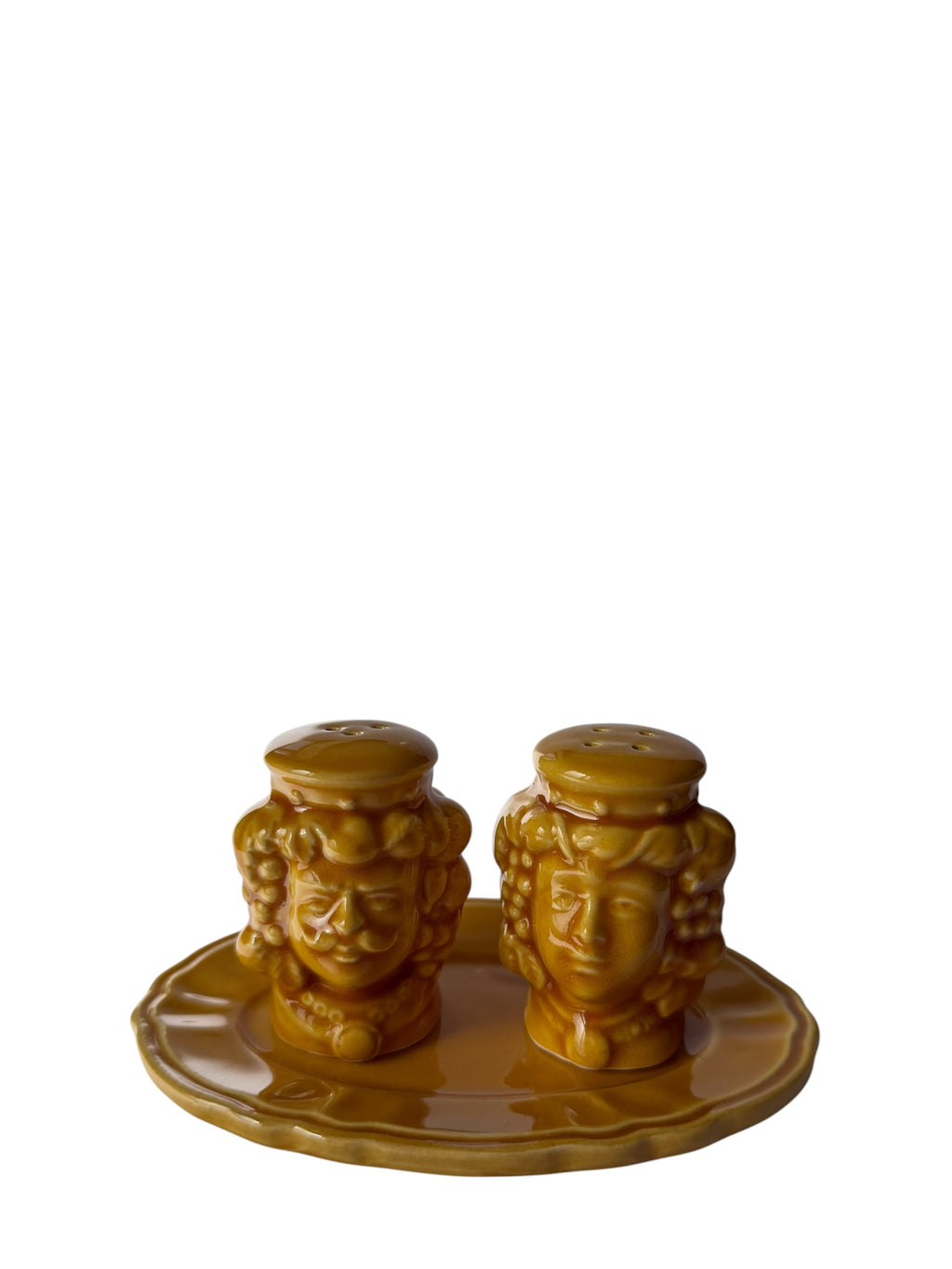 Dettaglio del set portasale e portaspezie in ceramica dipinta a mano a Monreale