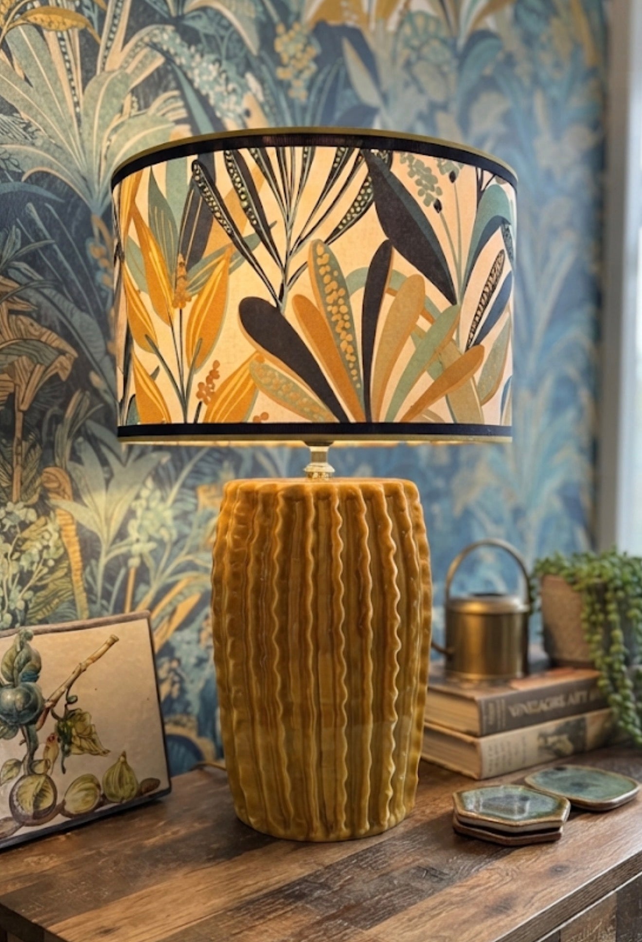 Lume Solaria: lampada da tavolo con base in ceramica siciliana giallo senape fatta a mano a Monreale