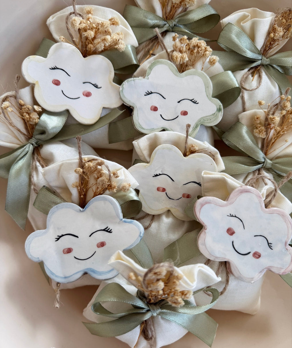 Calamita nuvola in ceramica di Monreale – dettaglio della decorazione a mano
