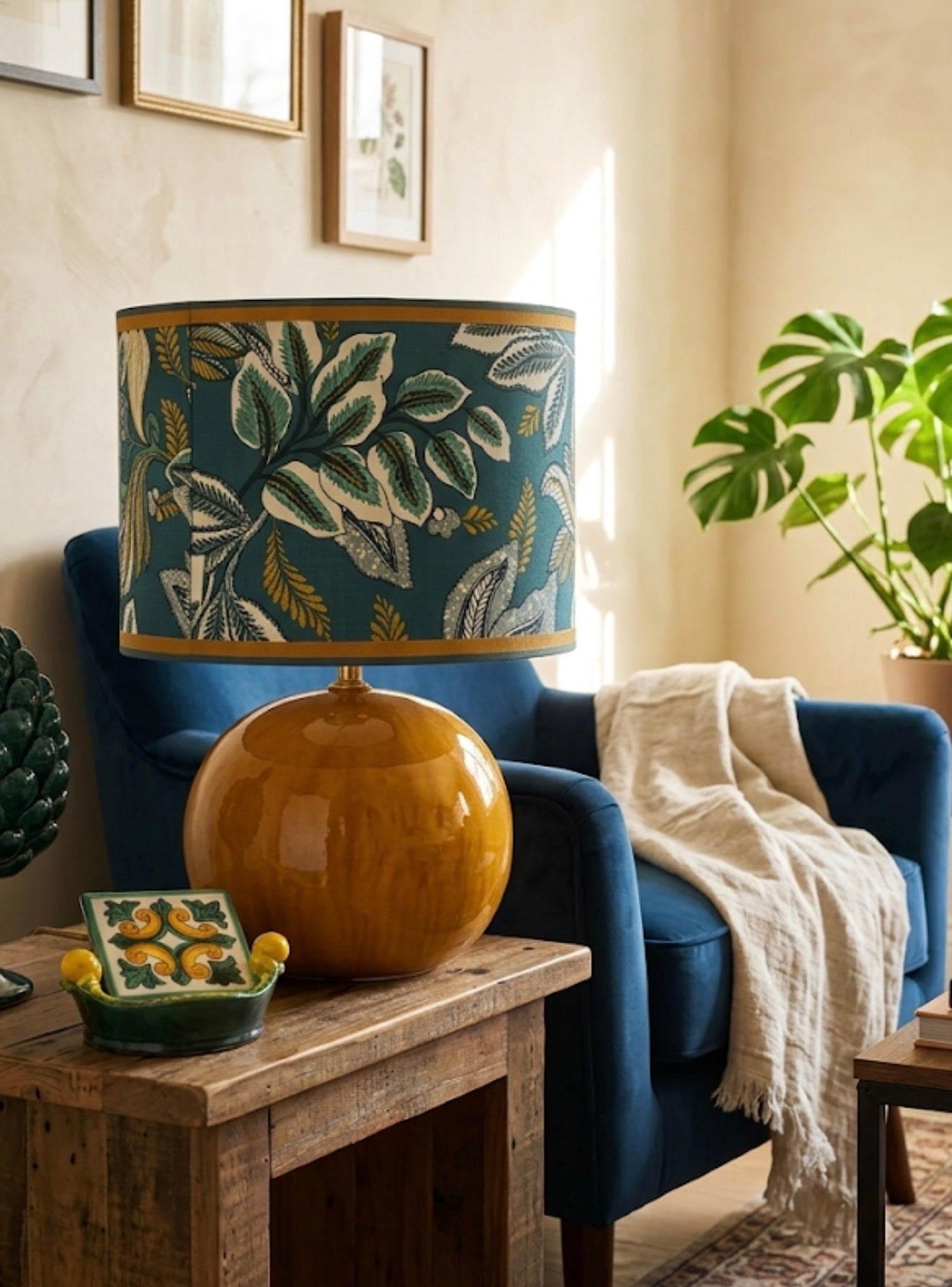 Lume Calypso, lampada da tavolo con base sferica in ceramica siciliana giallo ambrato fatta a mano a Monreale