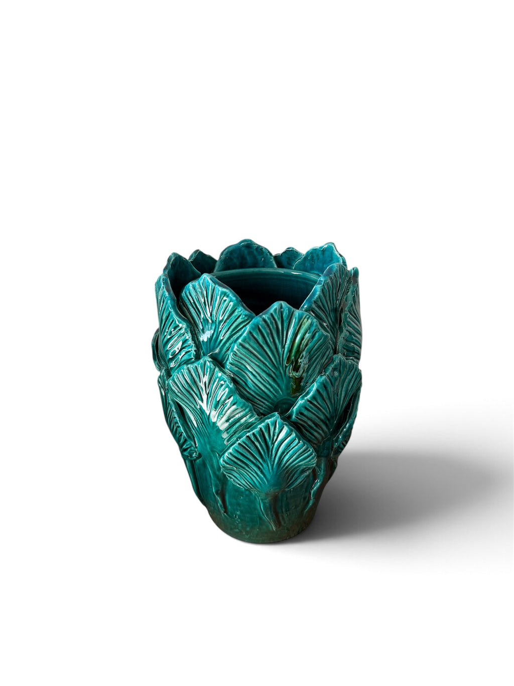 Vaso Bali verde ramina alto 25 cm, con foglie sovrapposte e smalto lucido su fondo bianco