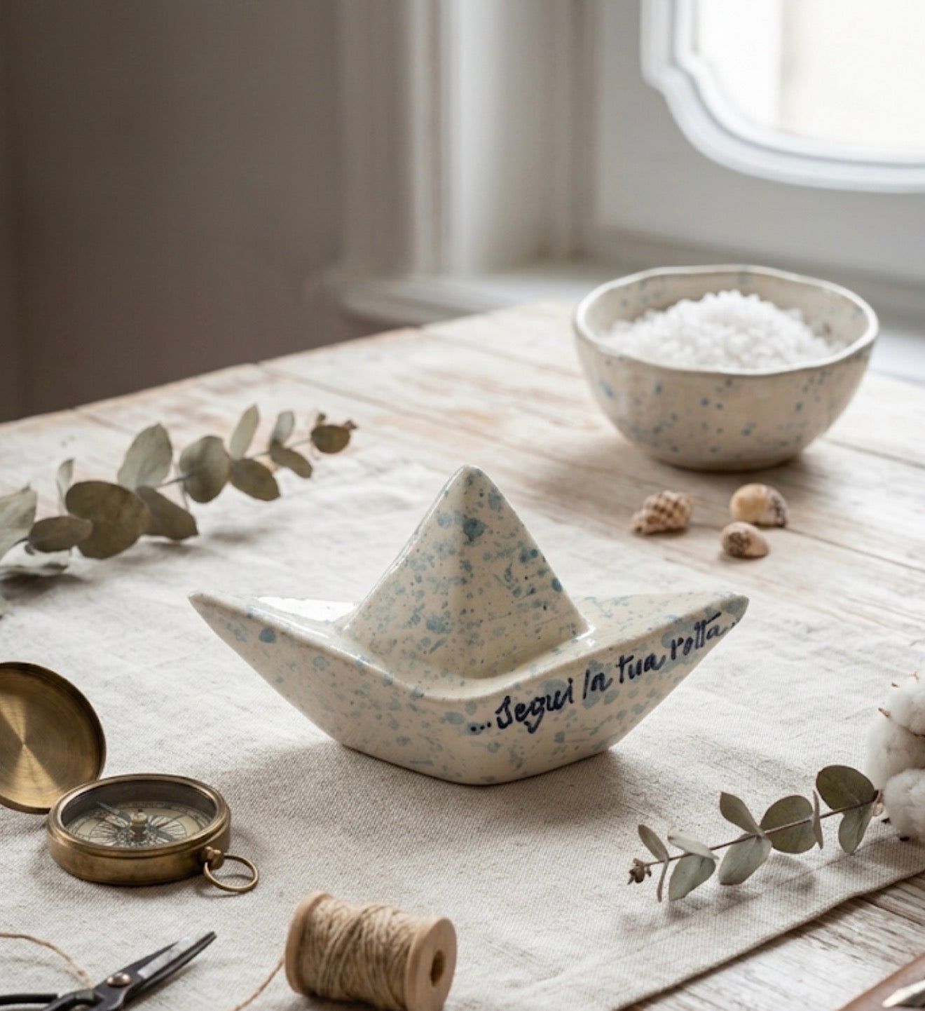 Bomboniera barchetta di carta in ceramica fatta a mano – dettaglio della decorazione