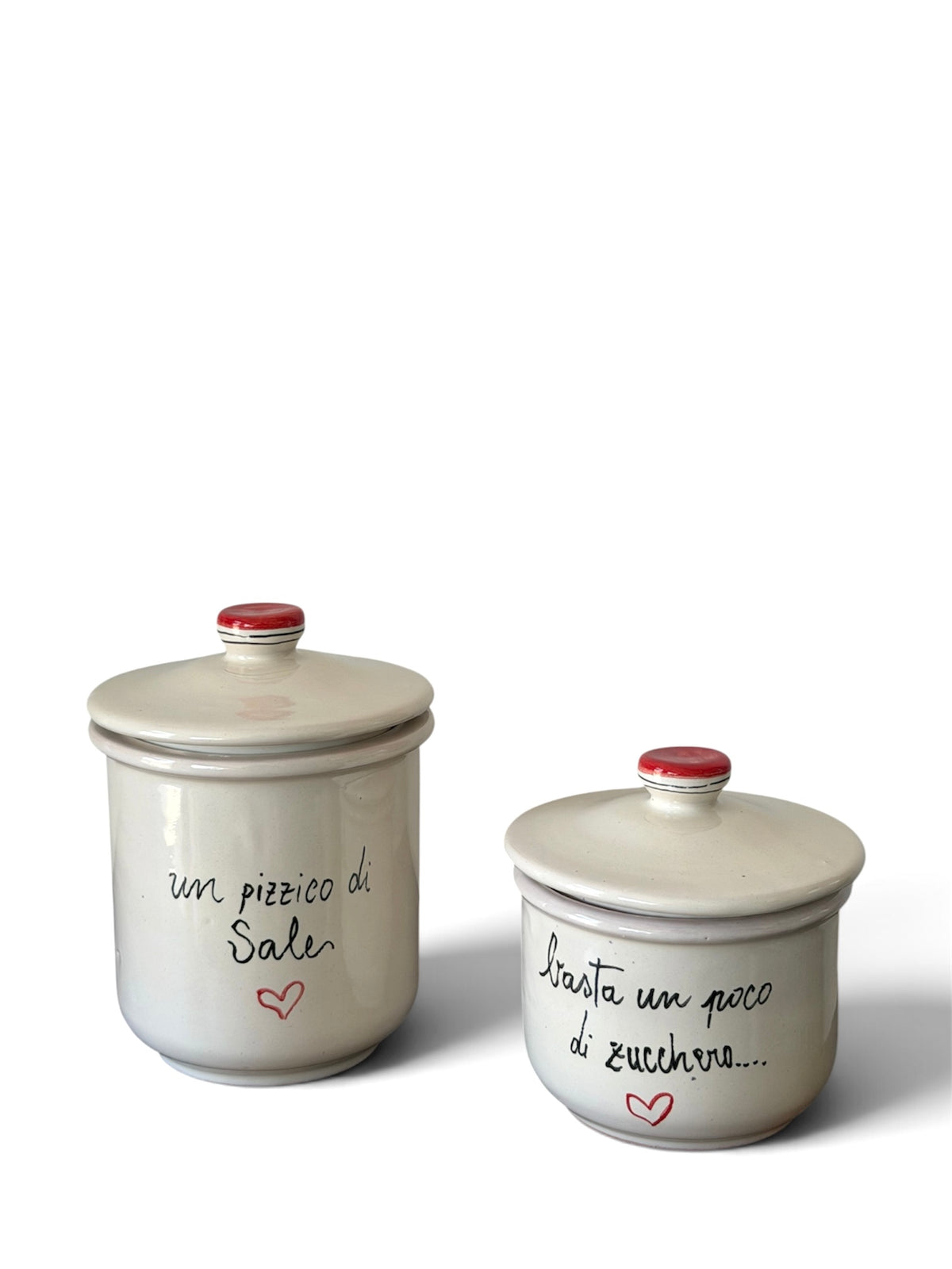 Set di due barattoli sale e zucchero in ceramica con coperchi e pomelli rossi, su fondo bianco