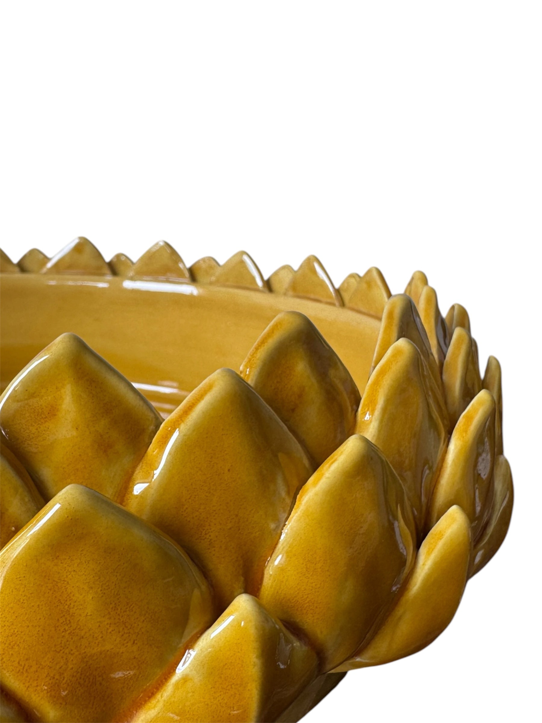 Centrotavola Botanico Giallo Ocra – dettaglio della texture a foglie e dello smalto giallo ocra
