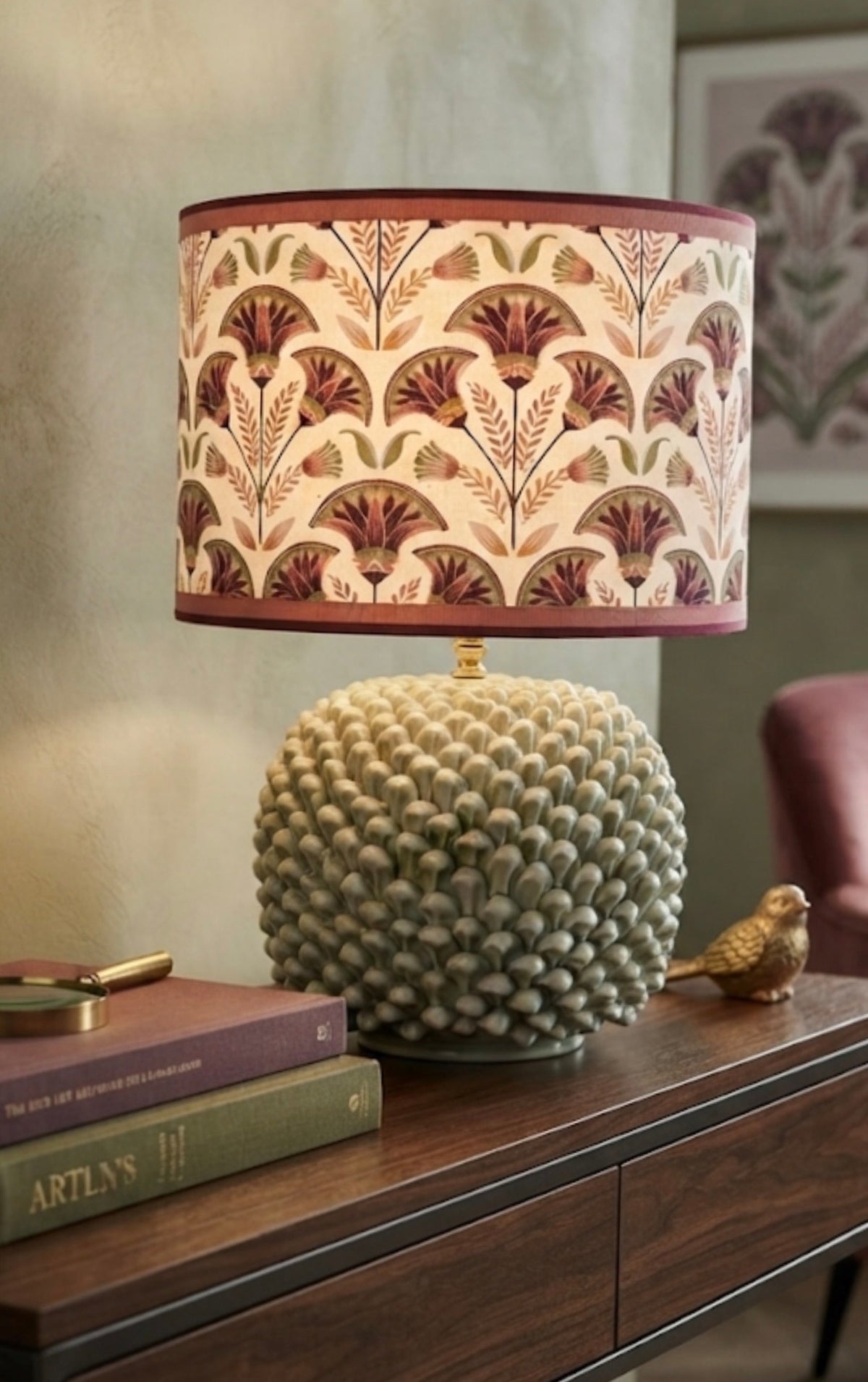 Lampada da tavolo Lotus con base scultorea in ceramica verde chiaro pennellata a mano