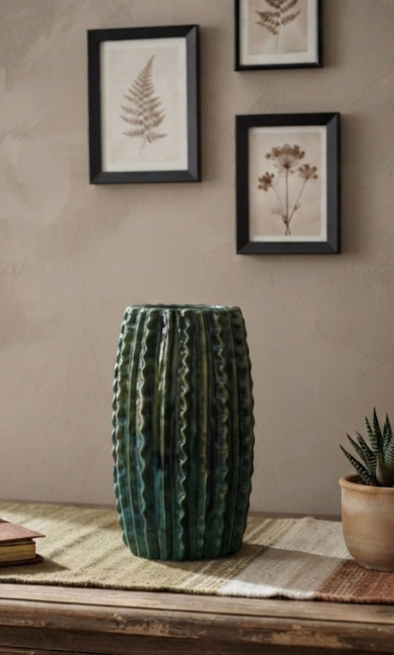 Vaso "Smeraldo Ondulato" in Ceramica Artigianale Siciliana – Verde Smeraldo, Fatto a Mano