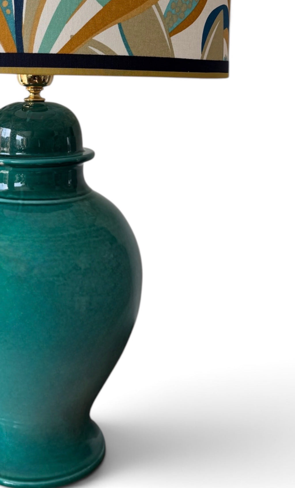 Base lampada in ceramica verde cristallino a forma di ginger jar in ambiente d'arredo