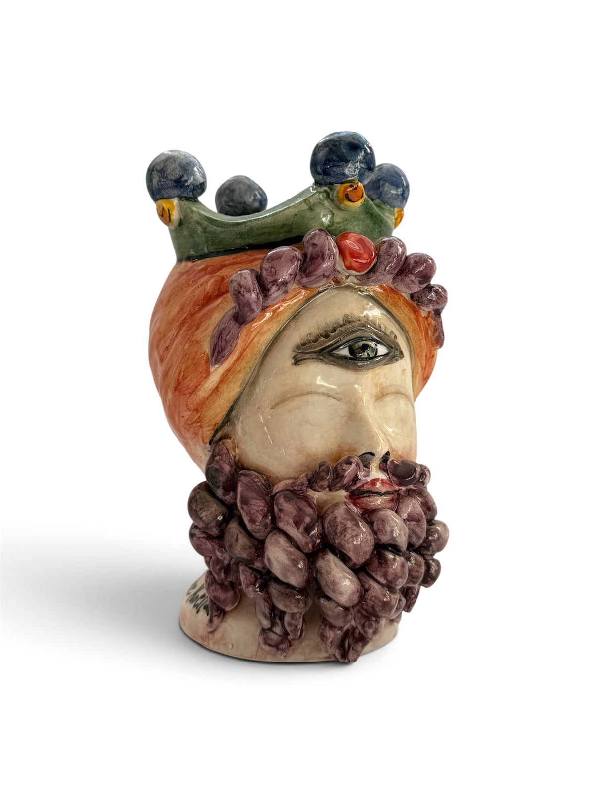 Testa di Polifemo Re in ceramica, vista di tre quarti con occhio centrale, turbante arancio e barba in rilievo