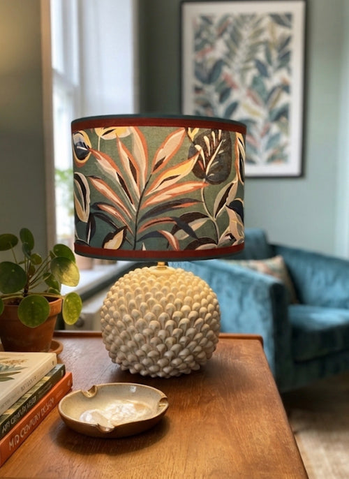 Lampada da tavolo Coral Fern con base sferica in ceramica lavorata a rilievo fatta a mano a Monreale