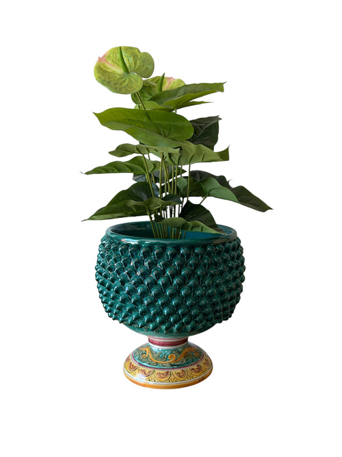Dettaglio del piede dipinto a mano del cachepot pigna verde smeraldo in ceramica siciliana
