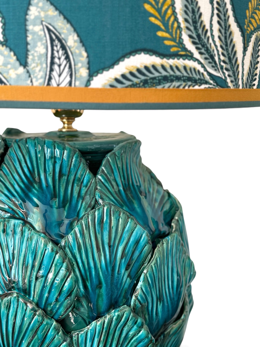Dettaglio dei rilievi della lampada Bali e del paralume decorato non incluso