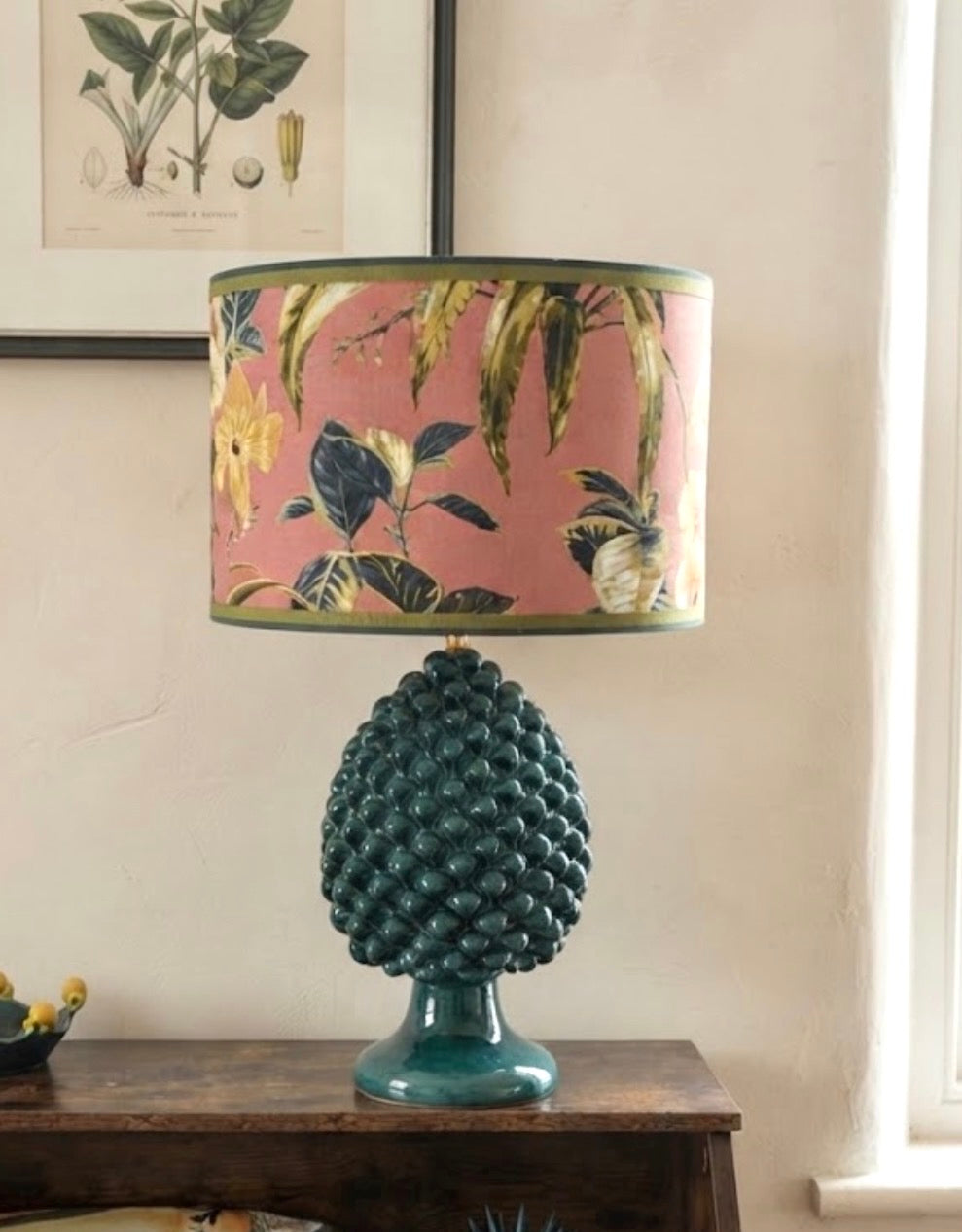 Lampada a pigna in ceramica verde smeraldo con paralume bianco