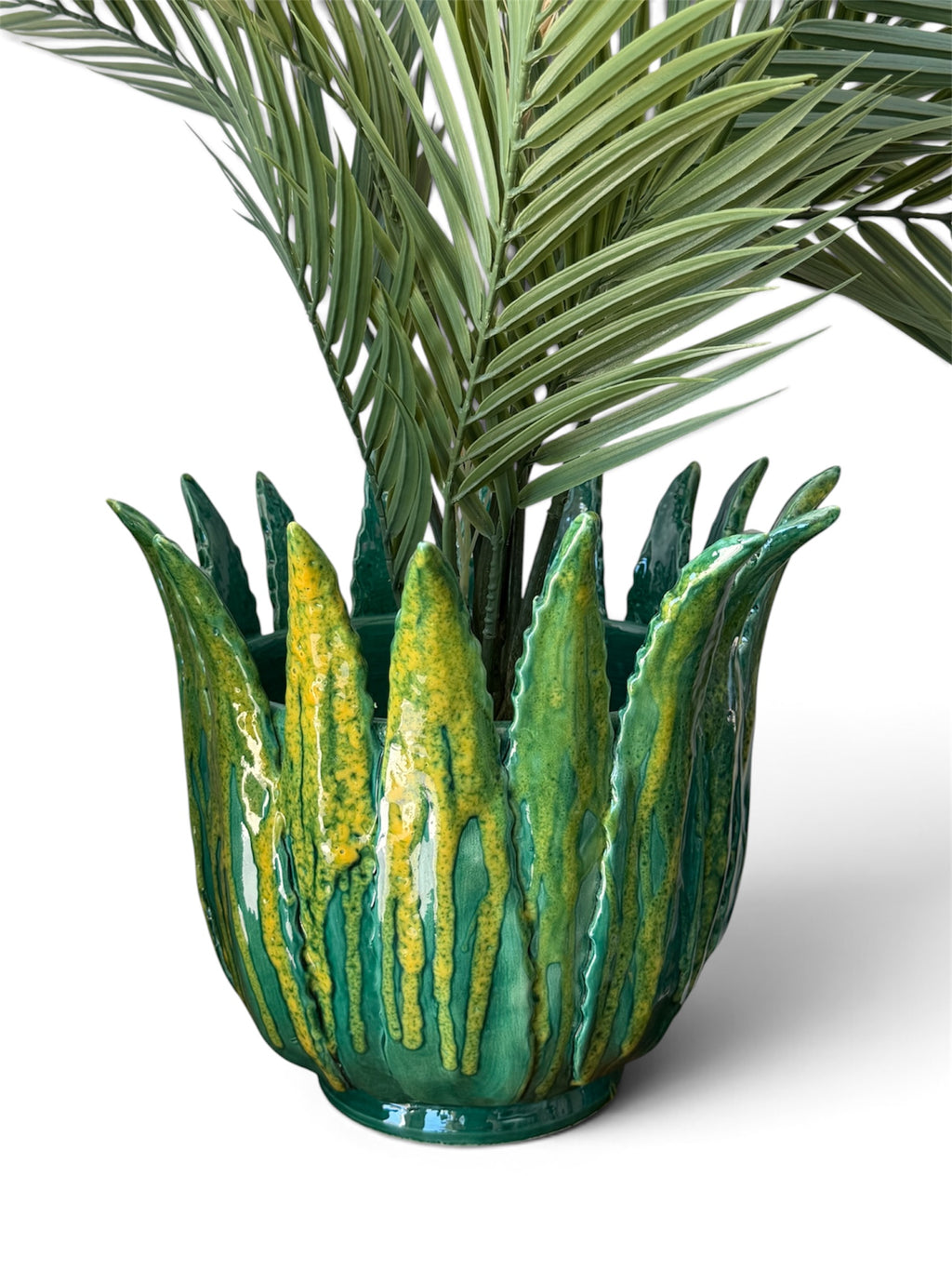 Dettaglio del vaso Agave con foglie in rilievo e smalto verde e giallo, su sfondo bianco