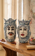 Coppia di Teste di Moro Afro in ceramica bianca e azzurra, alta 18 cm, su una consolle in legno