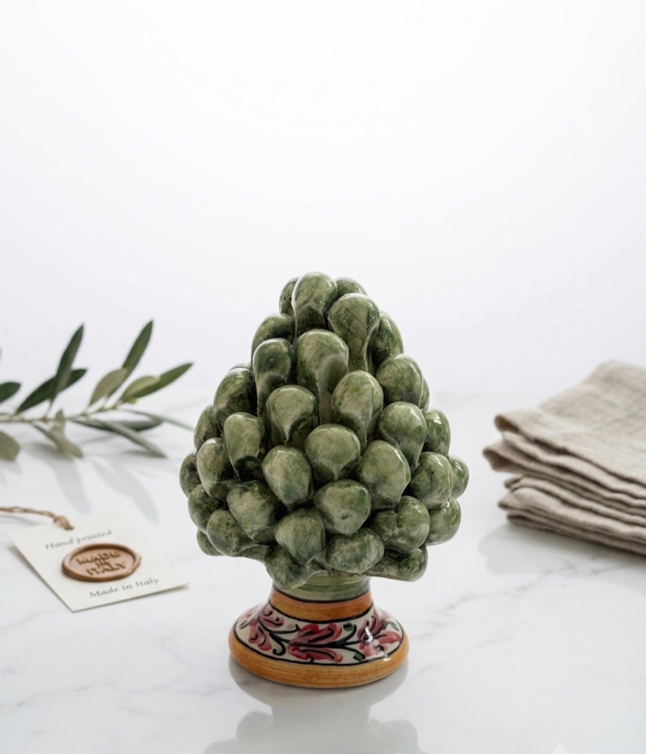Pigna in ceramica verde fatta a mano in Italia con cartellino artigianale