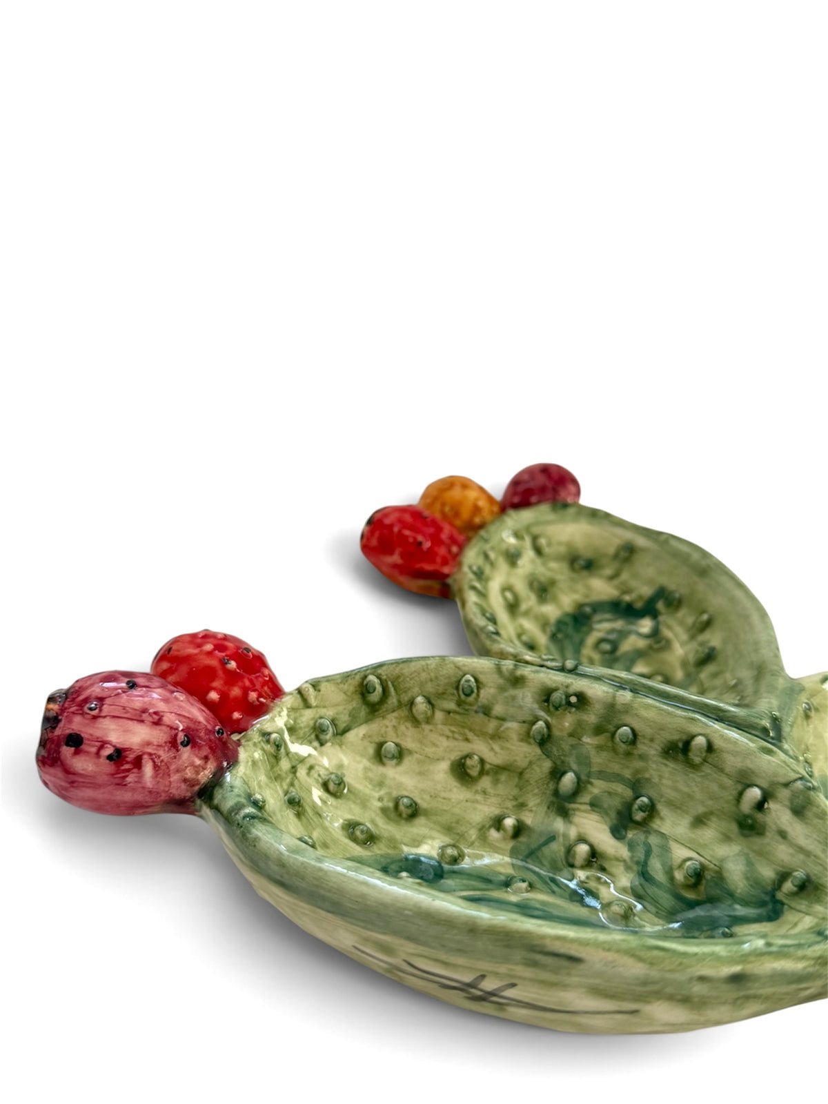 Dettaglio delle pale verdi e dei frutti colorati dell'antipastiera Fichi d'India in ceramica