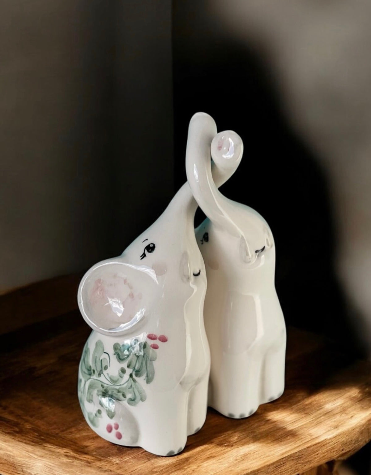 Dettaglio delle decorazioni dipinte a mano sulla coppia di elefantini in ceramica siciliana