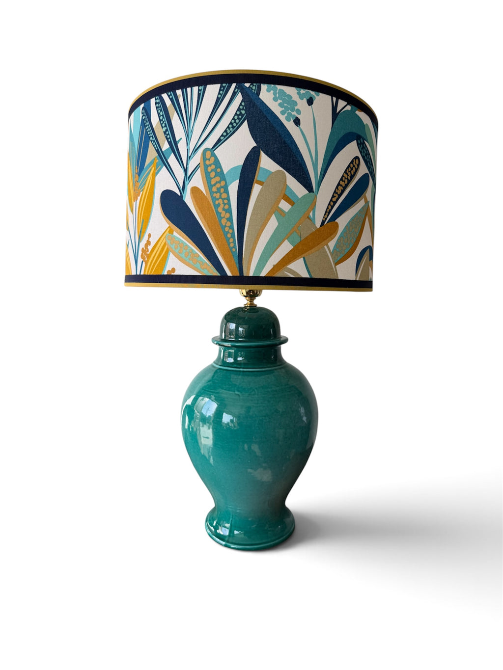 Dettaglio dello smalto verde cristallino della base lampada in ceramica siciliana