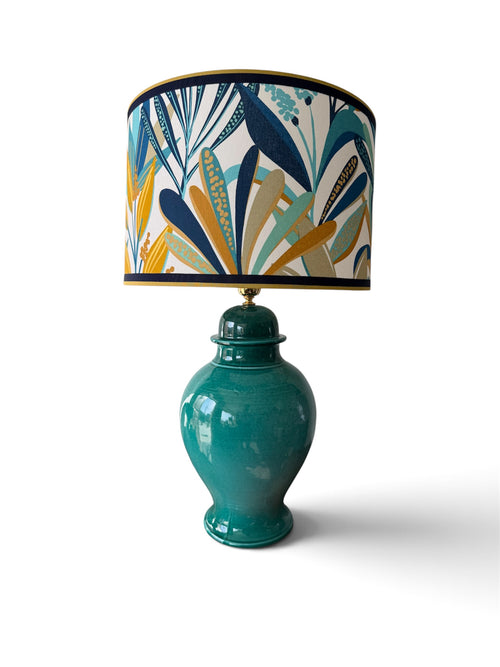 Dettaglio dello smalto verde cristallino della base lampada in ceramica siciliana