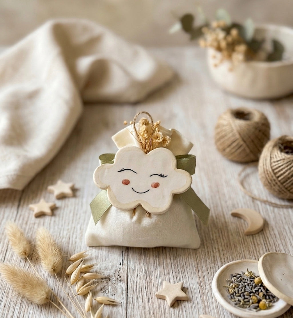 Calamita nuvola dei sogni in ceramica dipinta a mano – bomboniera nascita e battesimo