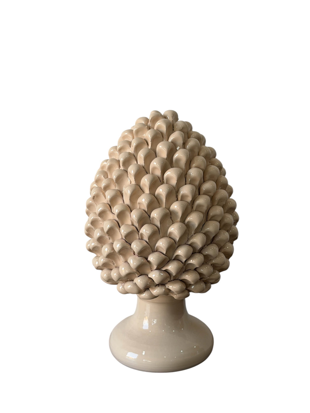 Dettaglio dei pizzuddi della pigna color crema in ceramica artigianale