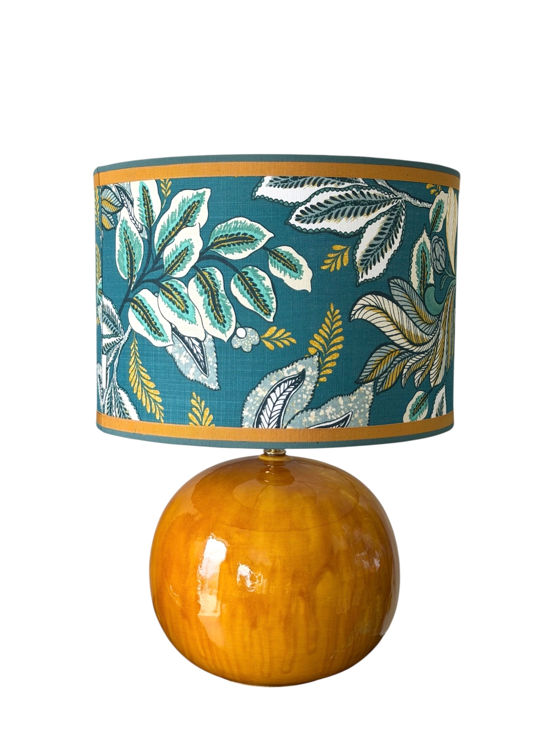 Dettaglio della base in ceramica smaltata giallo ambrato con colature artistiche del Lume Calypso di Ceramiche Ro&Mar