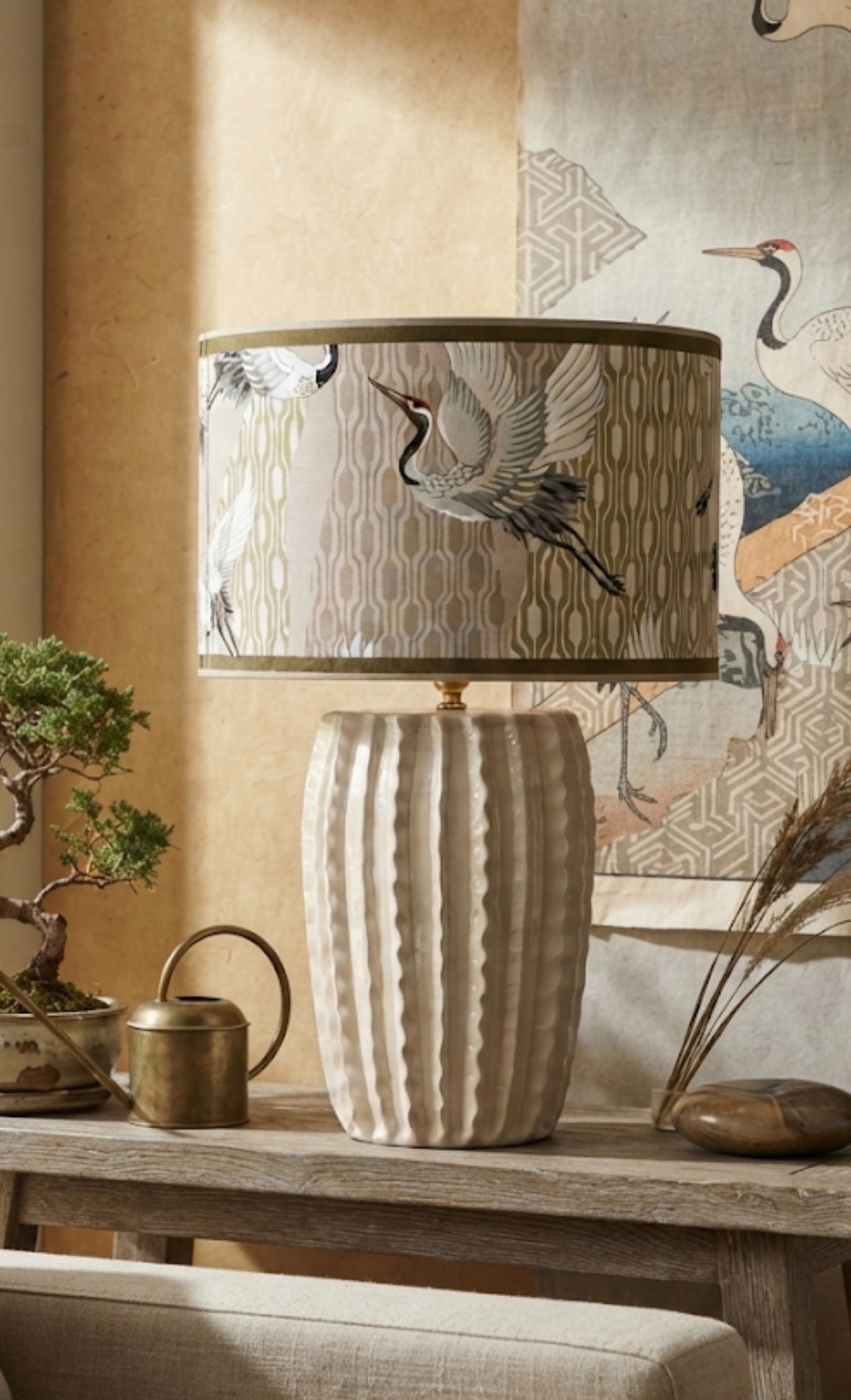 Lume Tsuru Orientale, lampada da tavolo in ceramica artigianale bianco crema con decoro a gru