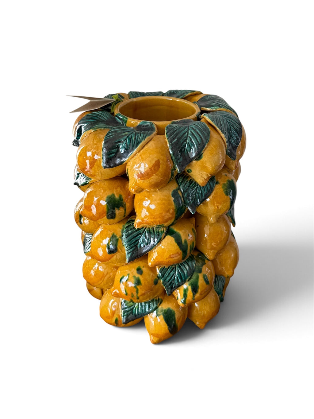 Vaso Limoni artigianale alto 30 cm su fondo bianco, con decorazione a rilievo
