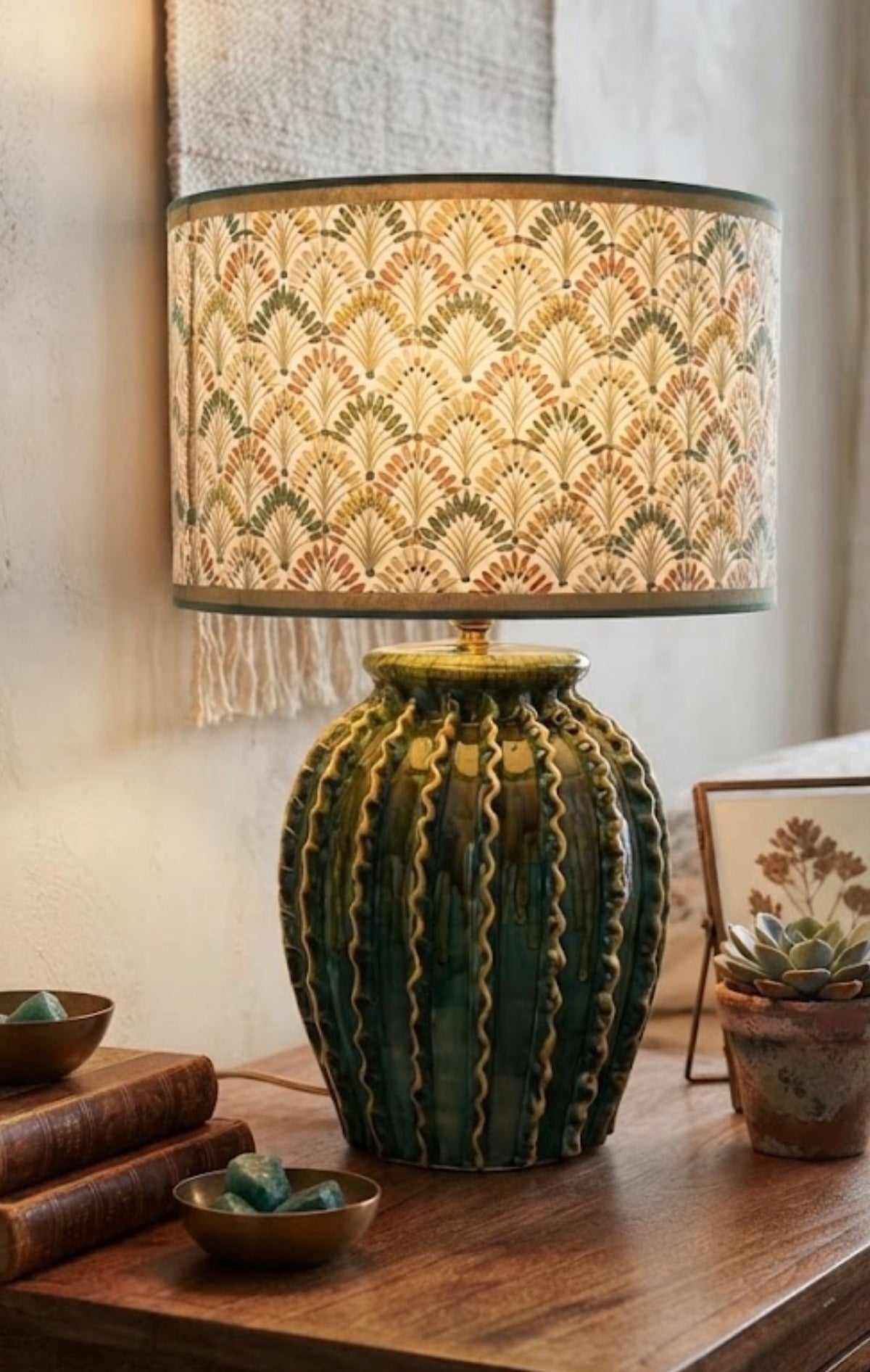 Base per lampada Cactus verde e miele ambientata su un tavolo, con paralume decorato non incluso