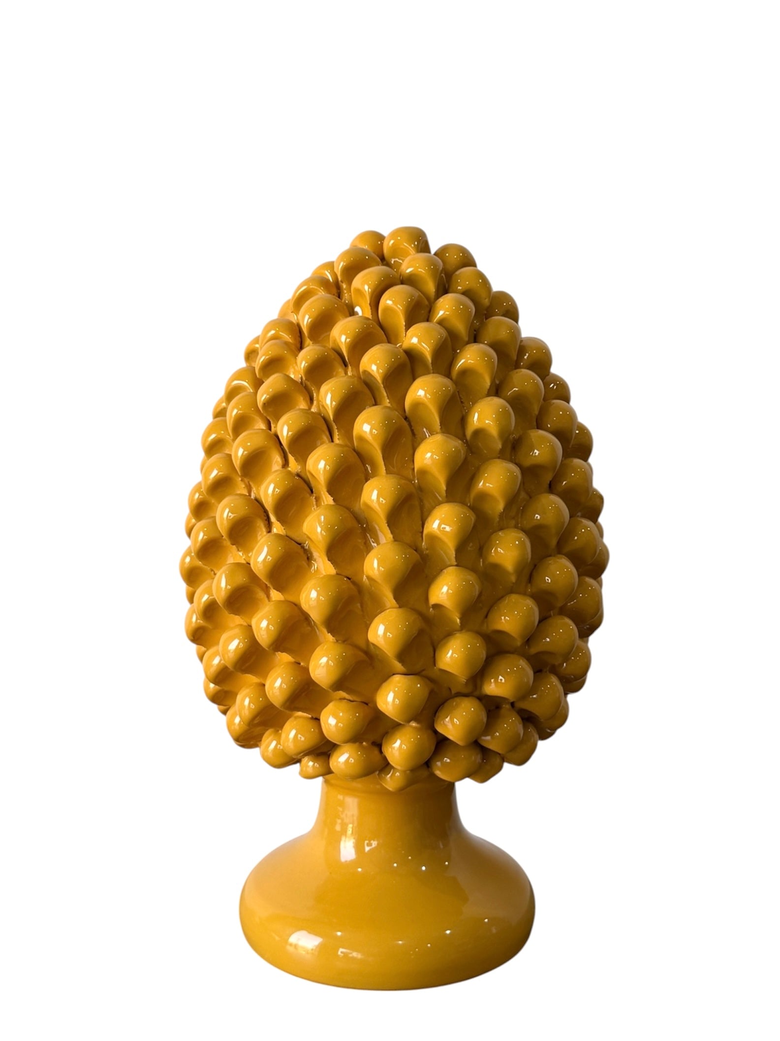 Dettaglio dei pizzuddi della pigna giallo senape in ceramica siciliana