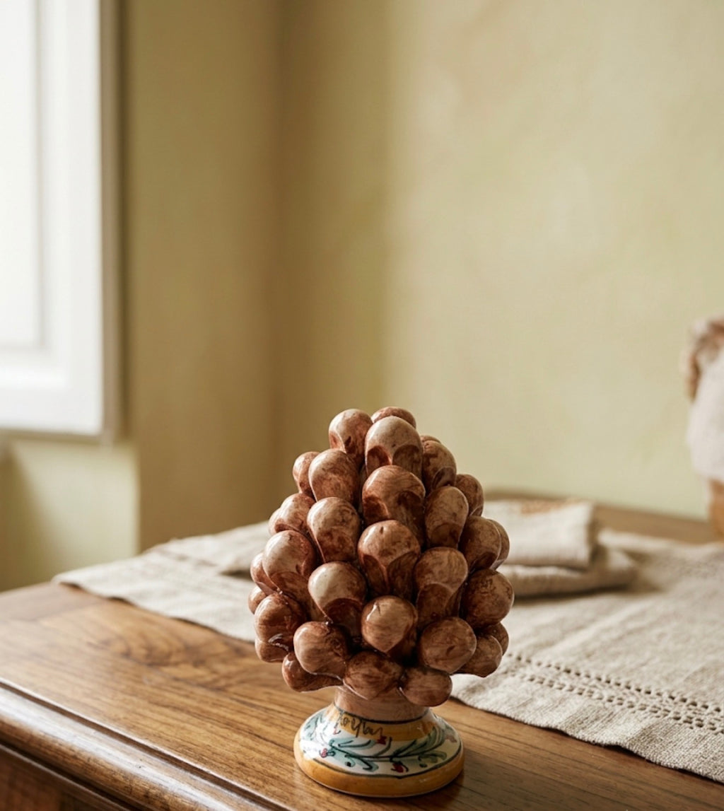 Pigna in ceramica tortora su mobile in legno, idea regalo per la casa