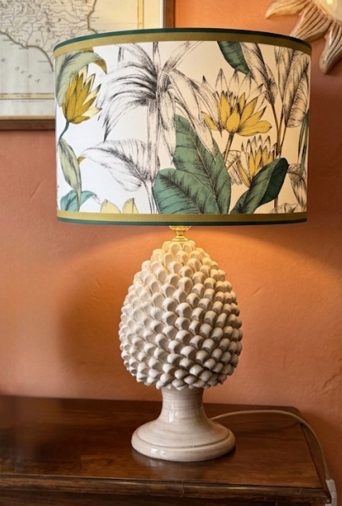 Lume Flora, lampada da tavolo con base a pigna in ceramica effetto tortora pennellato