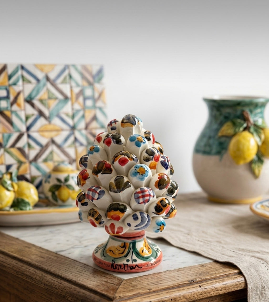 Pigna multicolore in ceramica siciliana con vaso di limoni e maioliche