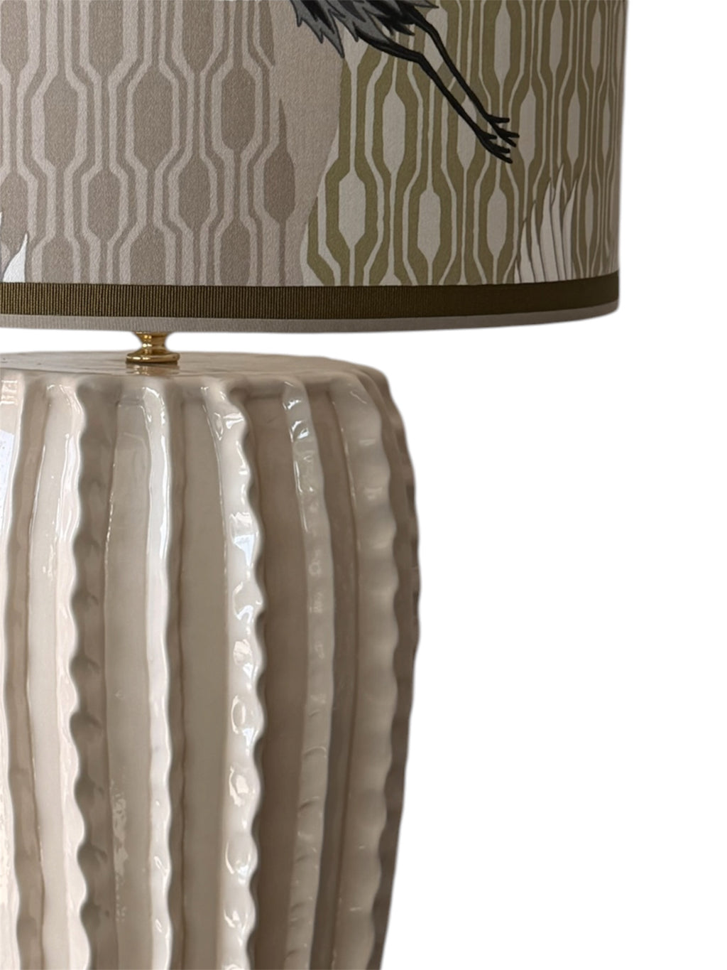 Lume Tsuru Orientale in ceramica siciliana ambientato su console d'arredo