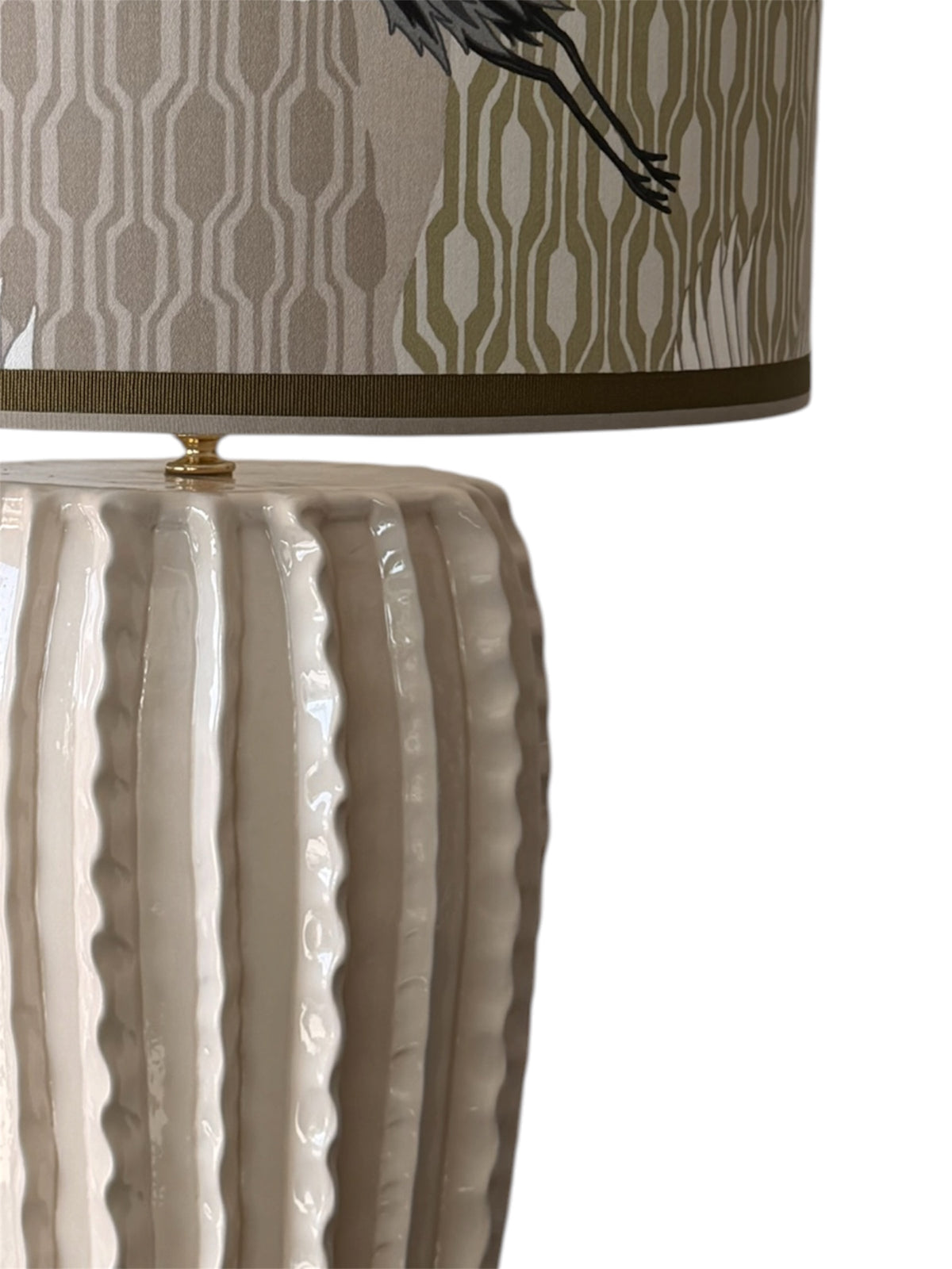 Lume Tsuru Orientale in ceramica siciliana ambientato su console d'arredo