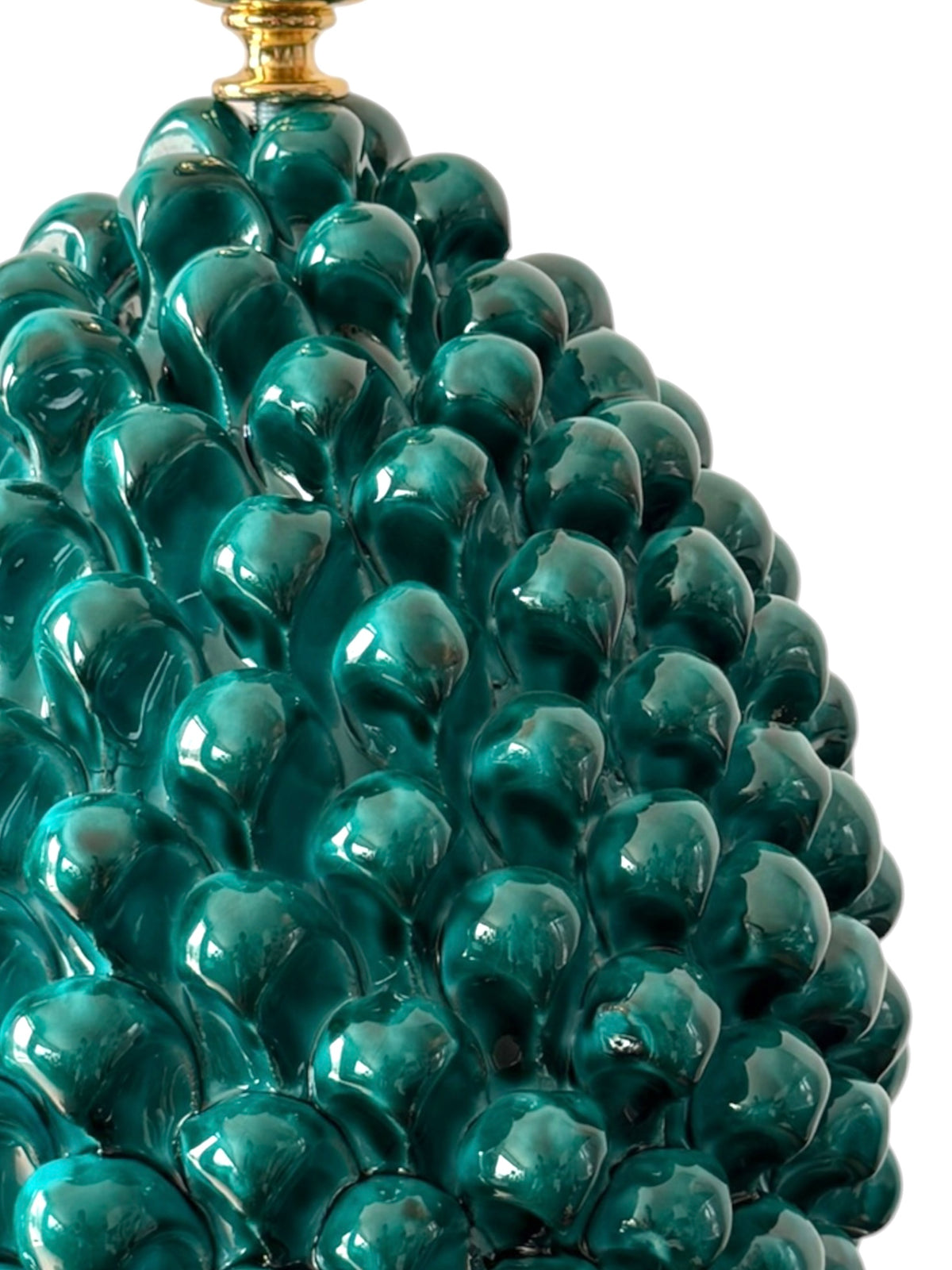 Dettaglio ravvicinato della lampada pigna in ceramica verde smeraldo