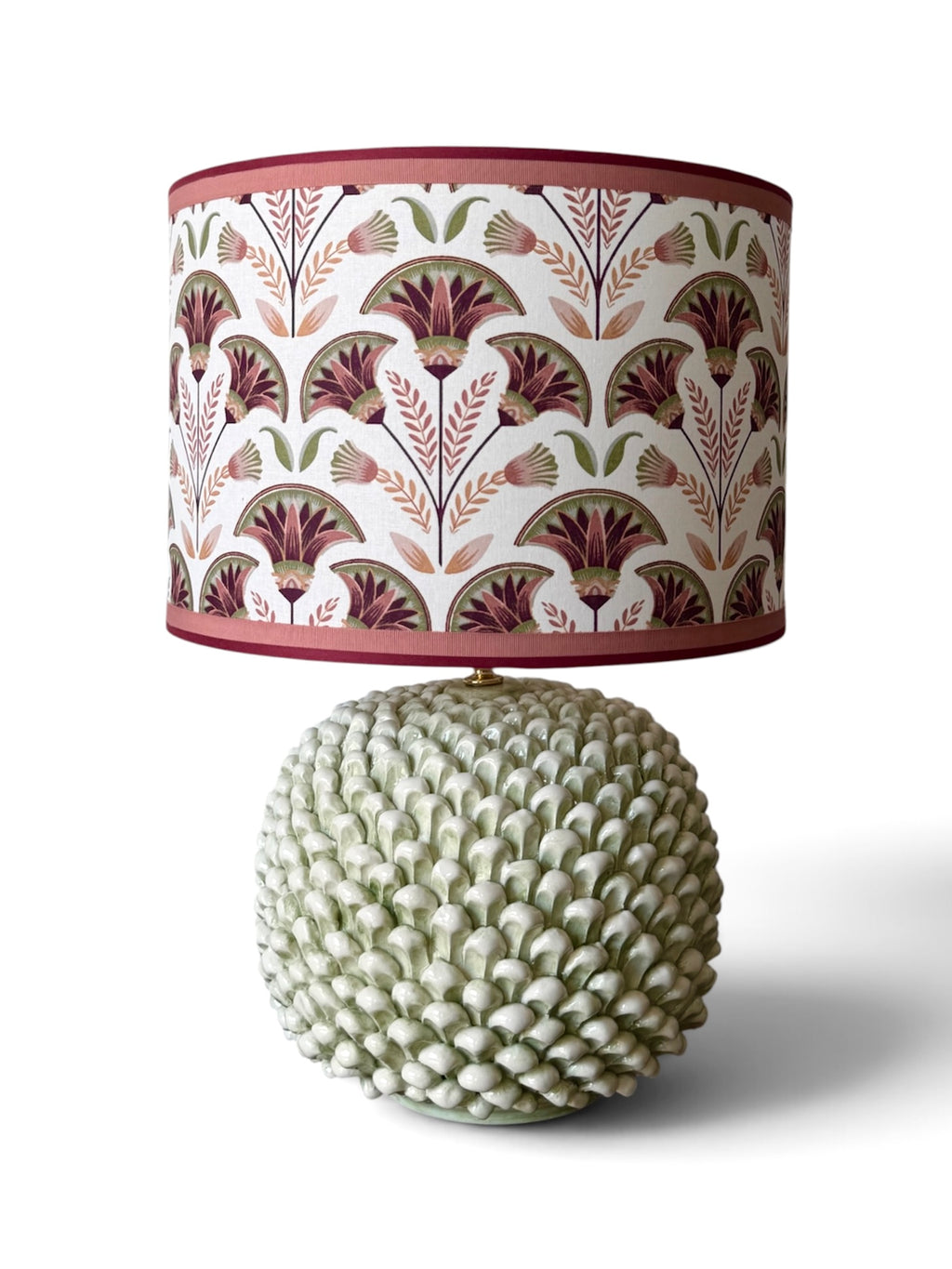 Dettaglio della finitura pennellata verde chiaro della base in ceramica del lume Lotus