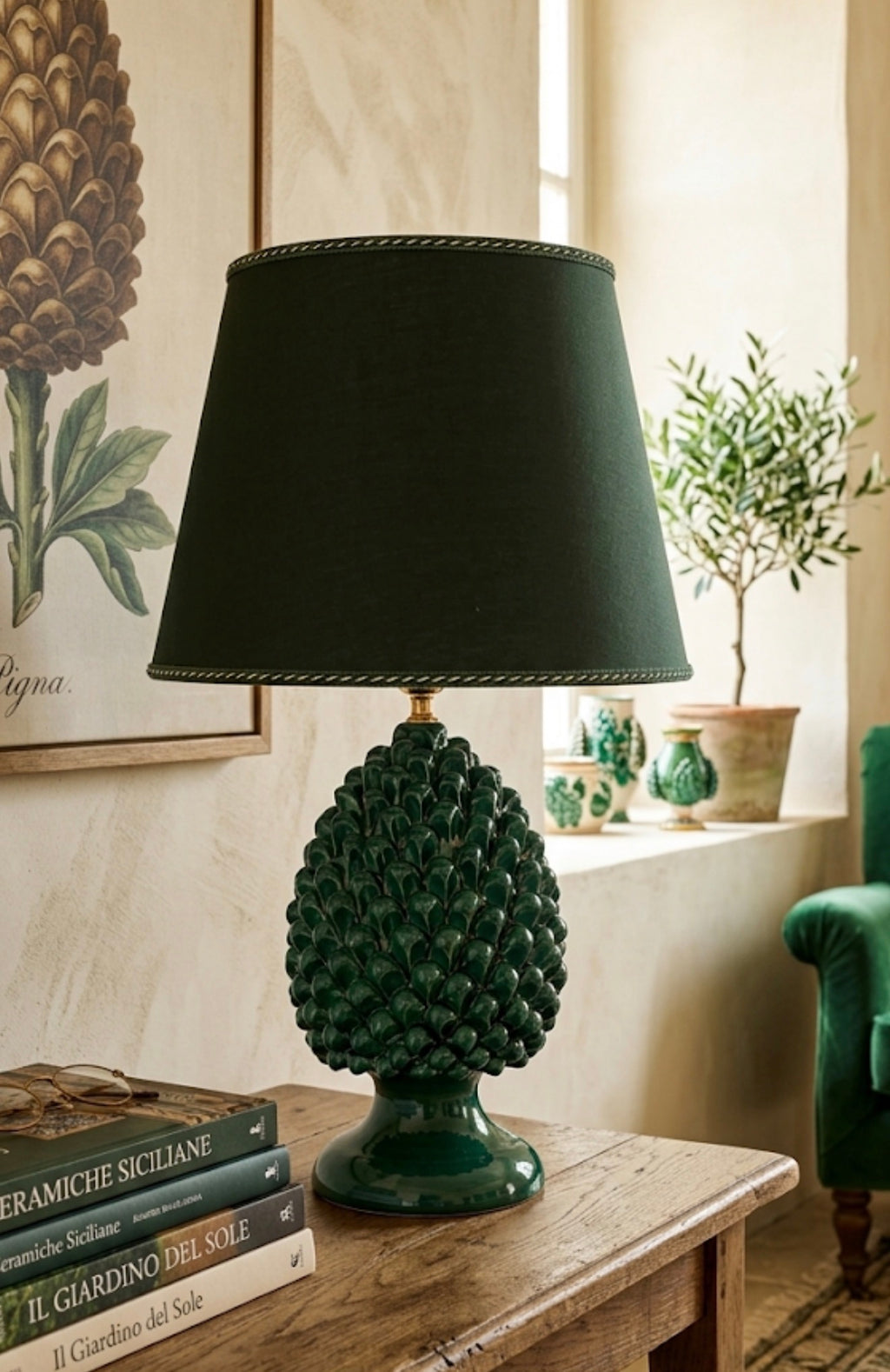 Lampada da tavolo a pigna in ceramica verde smeraldo con paralume coordinato, artigianato siciliano Ceramiche Ro&Mar