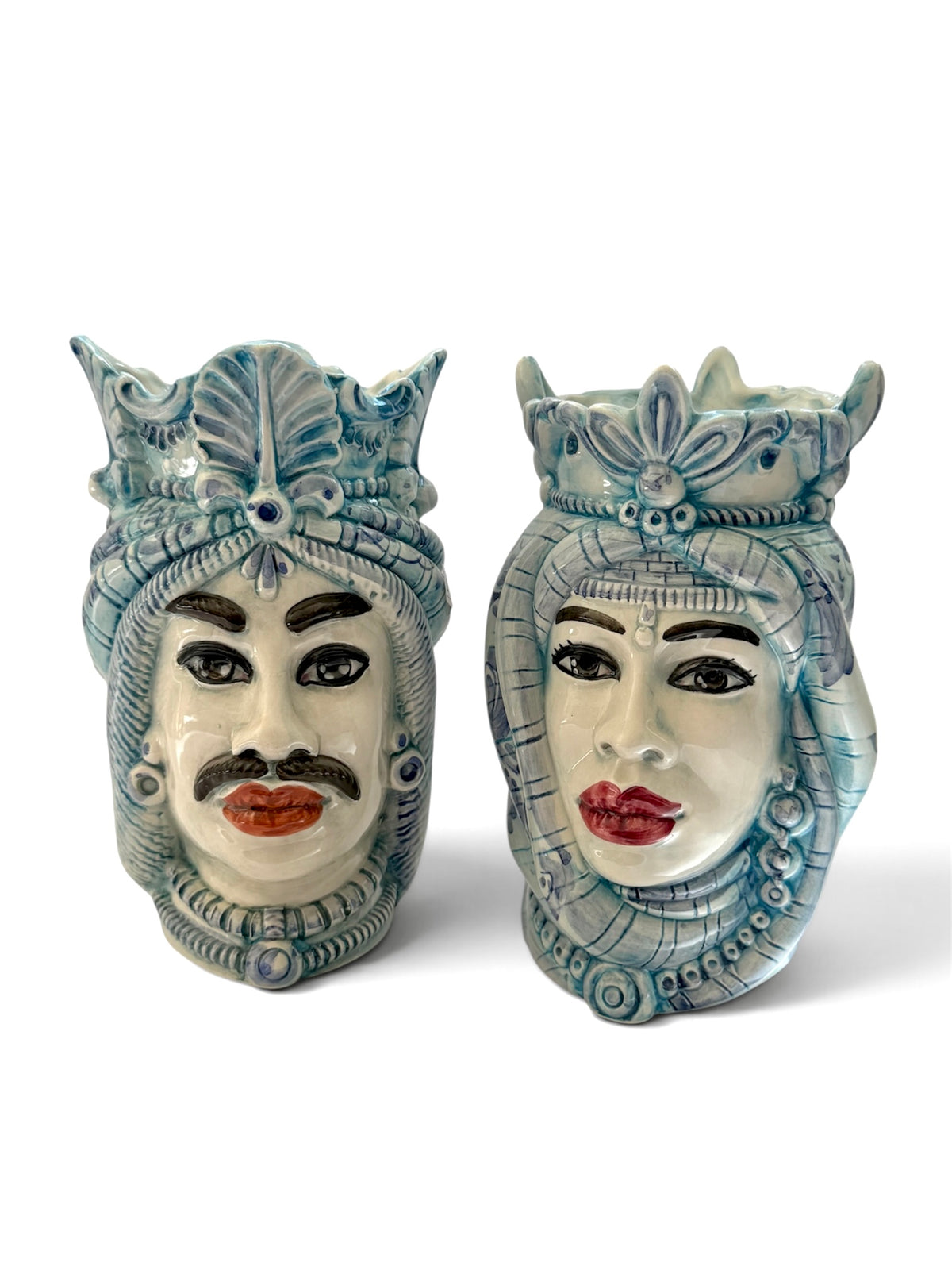 Teste di Moro Afro maschile e femminile in ceramica decorata blu e azzurro, su fondo bianco
