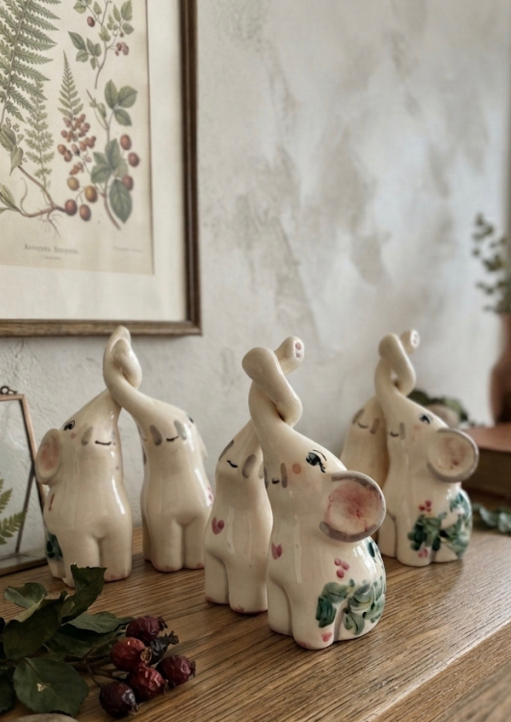 Gli Inseparabili, coppia di elefantini in ceramica dipinti a mano con proboscidi intrecciate