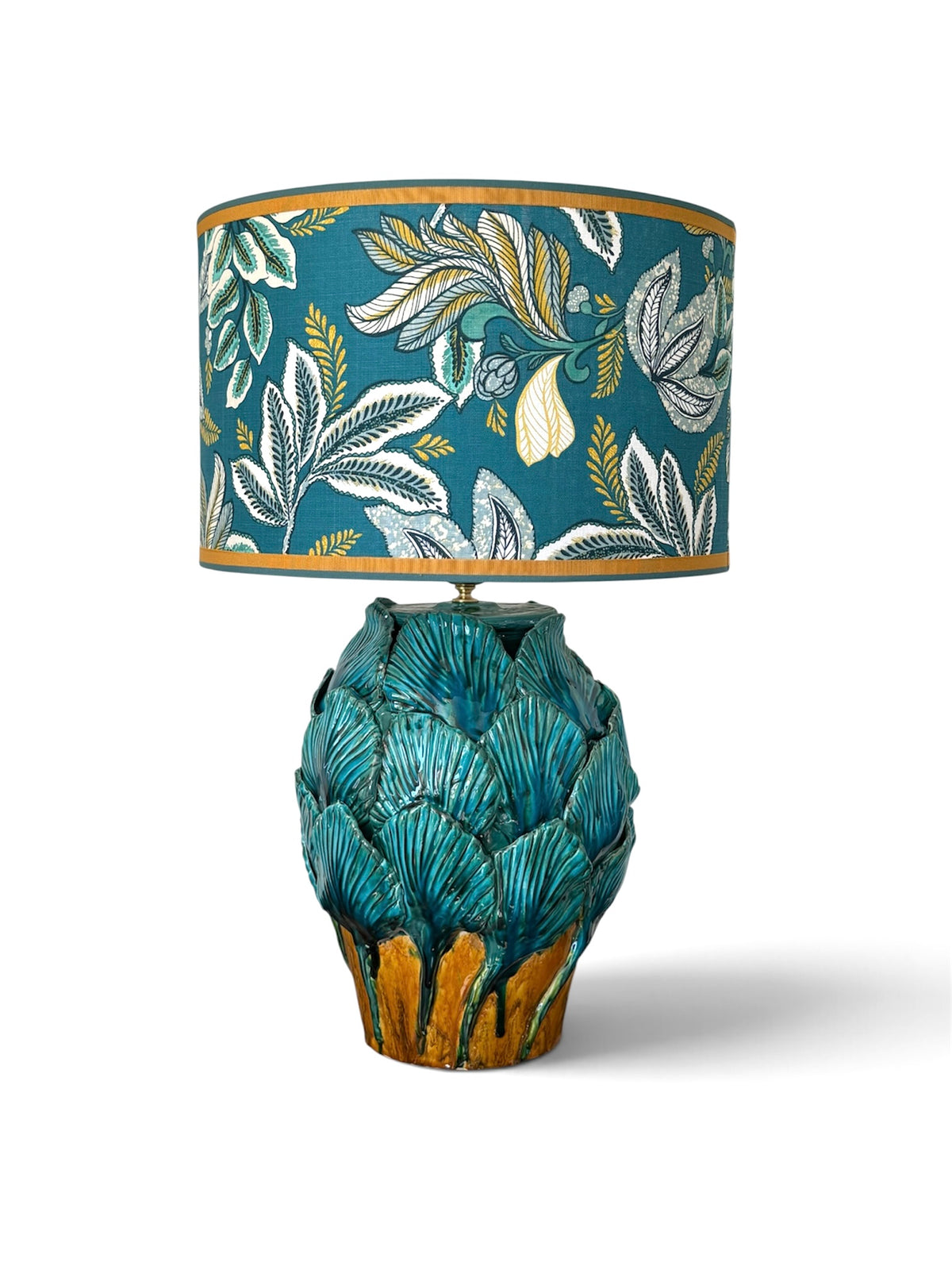 Lampada da tavolo Bali su sfondo bianco, con paralume decorato non incluso