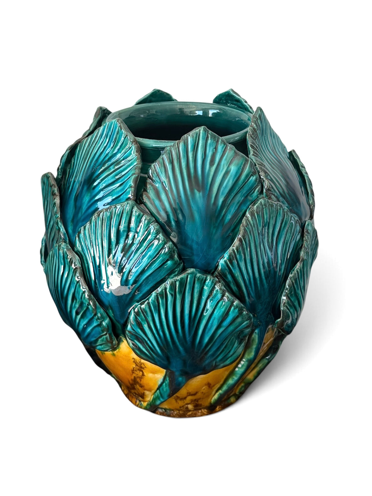 Vaso Bali in ceramica artigianale alto 32 cm, verde petrolio con petali in rilievo, su fondo bianco