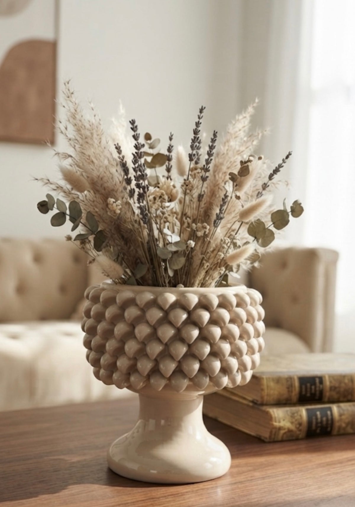 Mezzapigna in ceramica artigianale siciliana color avorio usata come vaso centrotavola con pampas grass ed eucalipto