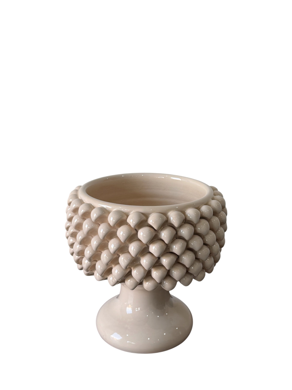Dettaglio delle scaglie della mezzapigna in ceramica crema fatta a mano a Monreale