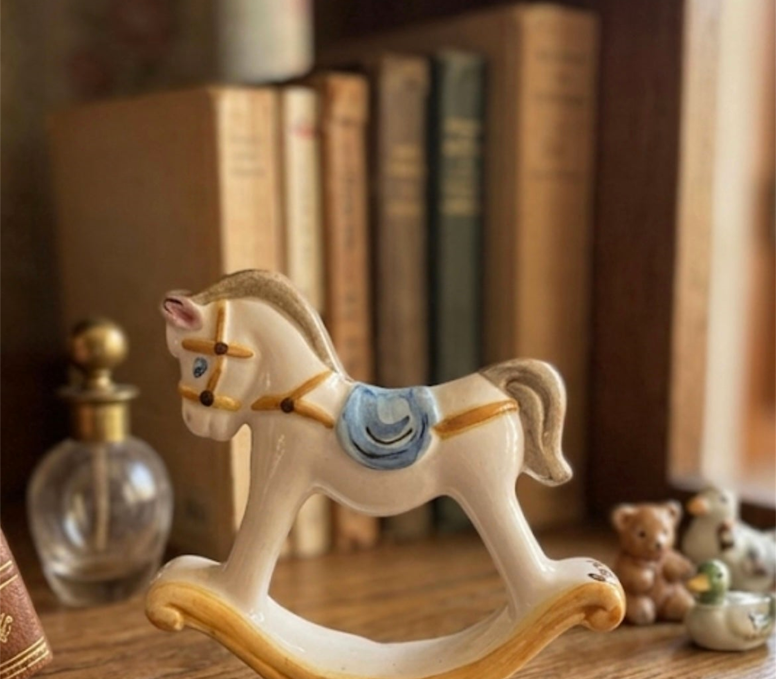 Cavalluccio a dondolo in ceramica in ambiente – bomboniera artigianale siciliana Ceramiche Ro&Mar