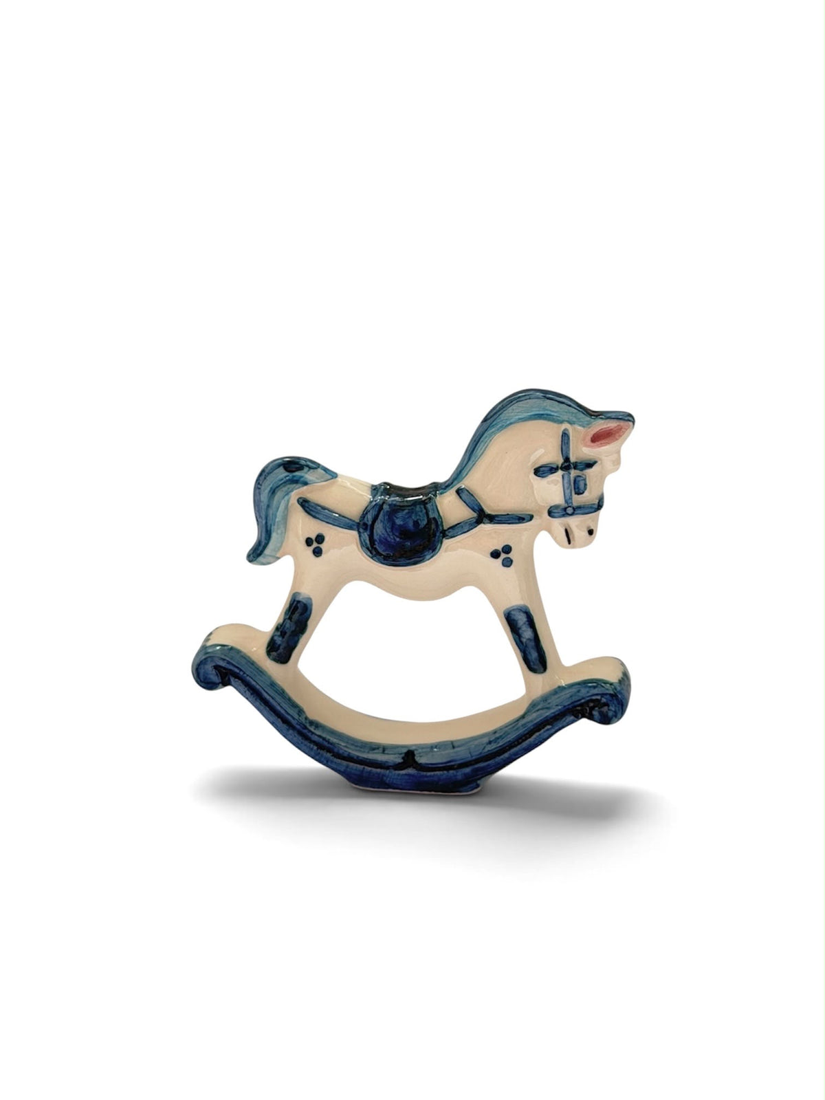Cavalluccio a dondolo in ceramica bianco e blu scuro, figura intera su fondo bianco