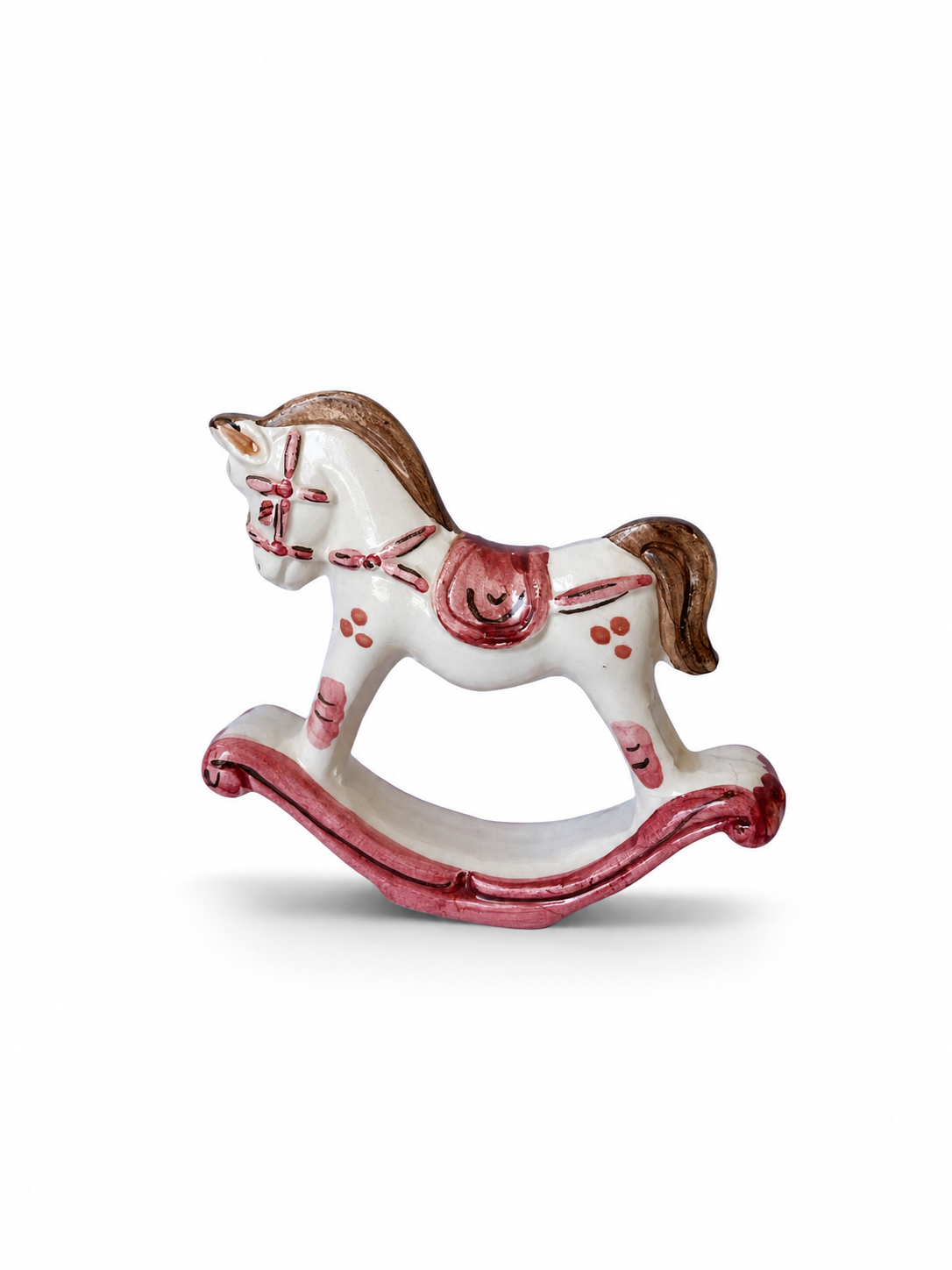 Cavalluccio a dondolo in ceramica bianco e rosa, figura intera su fondo bianco